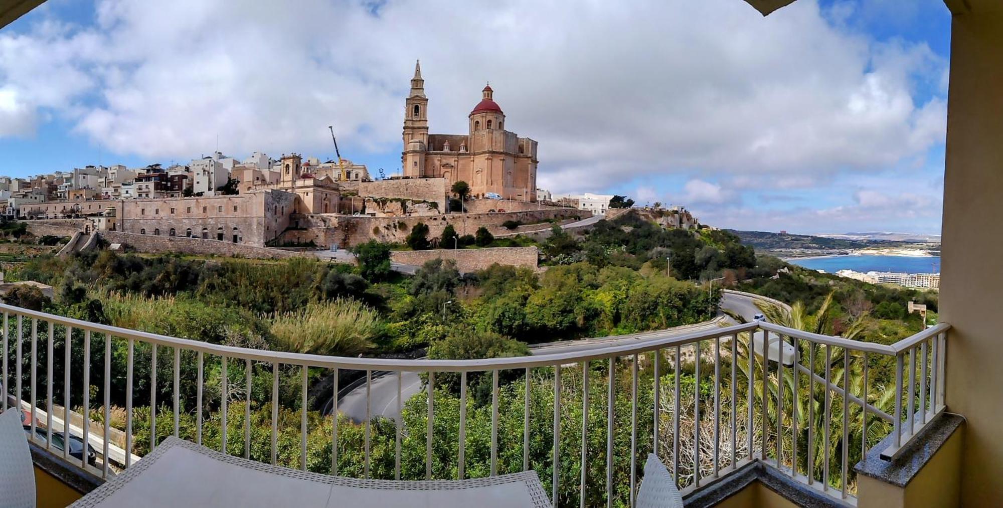 Unique Views, Sea Breeze Apartment *